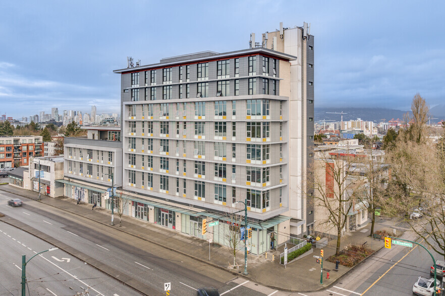 651-691 Broadway, Vancouver, BC à louer - Photo de l’immeuble – Image 1 sur 8
