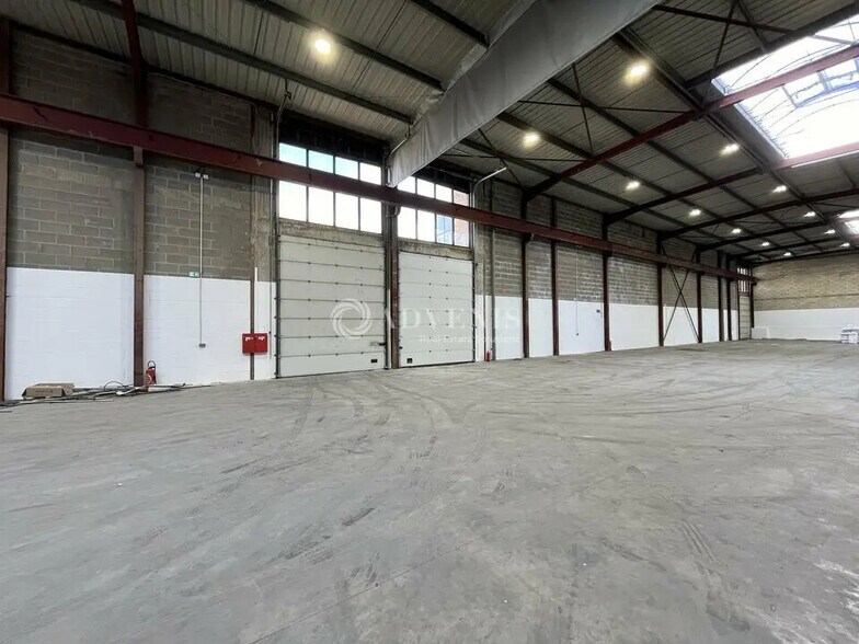 Local d’activités dans Le Thillay à louer - Photo de l’immeuble – Image 2 sur 10