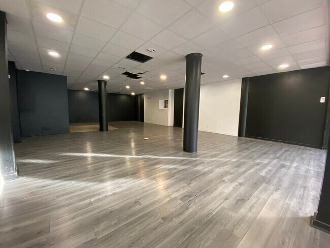 Plus de détails pour Local commercial à louer