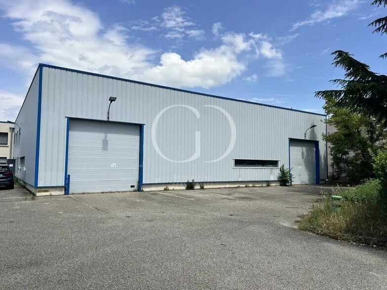 Local d'activités dans Chassieu à vendre - Photo de l’immeuble – Image 1 sur 9
