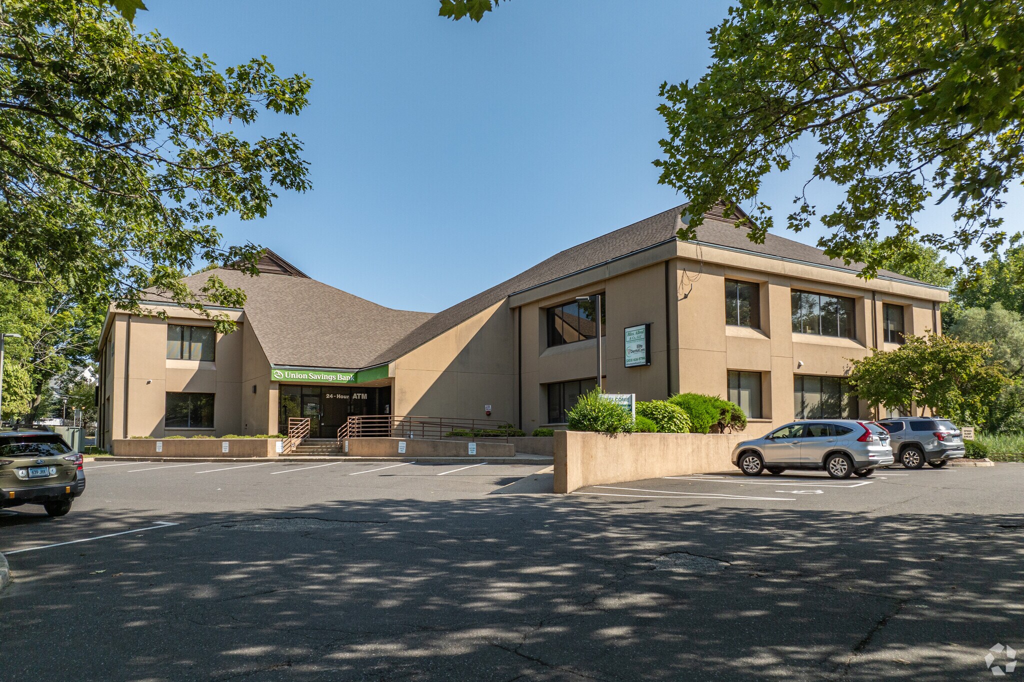 24 Grassy Plain St, Bethel, CT à louer Photo principale– Image 1 sur 7
