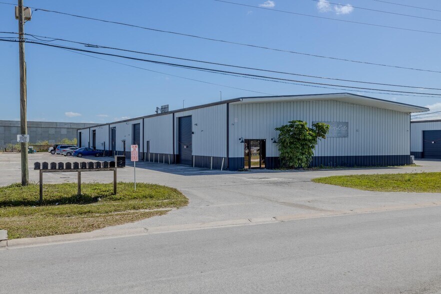 12555 N 44th St, Clearwater, FL à louer - Photo de l’immeuble – Image 1 sur 5