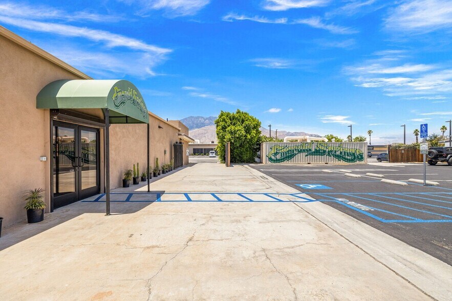 560 S Williams Rd, Palm Springs, CA à vendre - Photo de l’immeuble – Image 2 sur 34