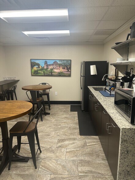 5711 Northwest Pky, San Antonio, TX à louer - Photo de l’immeuble – Image 3 sur 8