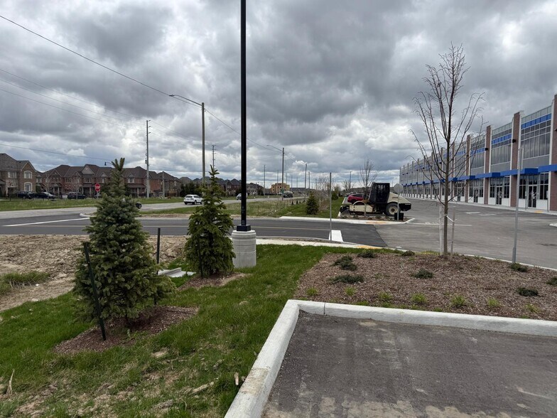 10900 Dixie Rd, Brampton, ON à vendre - Photo de l’immeuble – Image 3 sur 8