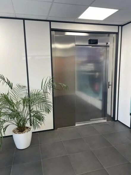 Local d’activités dans Caudan à louer - Photo de l’immeuble – Image 3 sur 7
