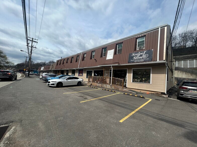 2544-2546 Library Rd, Pittsburgh, PA à vendre - Photo de l’immeuble – Image 3 sur 18