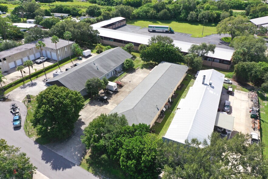 637 2nd Ln, Vero Beach, FL à vendre - Photo de l’immeuble – Image 2 sur 12