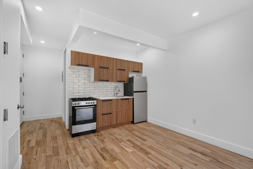 22 Patchen Ave, Brooklyn, NY à vendre - Photo de l’immeuble – Image 3 sur 13