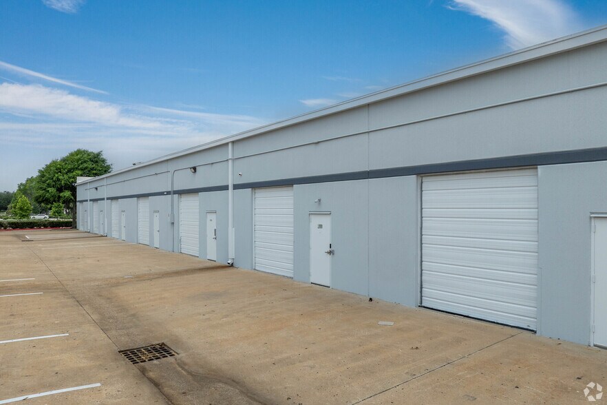 12615 W Airport Blvd, Sugar Land, TX à louer - Photo de l’immeuble – Image 3 sur 10