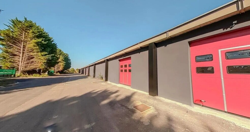 Local d’activités dans Coignières à louer - Photo de l’immeuble – Image 1 sur 9
