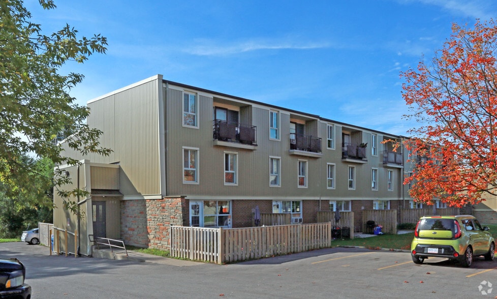 707-711 W Dundas St, Whitby, ON à vendre - Photo principale – Image 1 sur 6