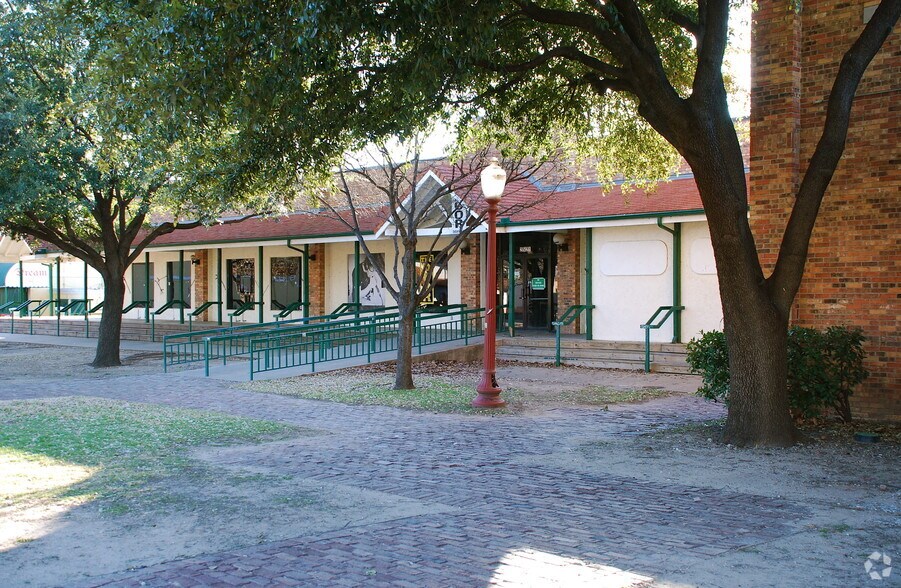2521-2525 Rodeo Plz, Fort Worth, TX à louer - Photo de l’immeuble – Image 2 sur 4