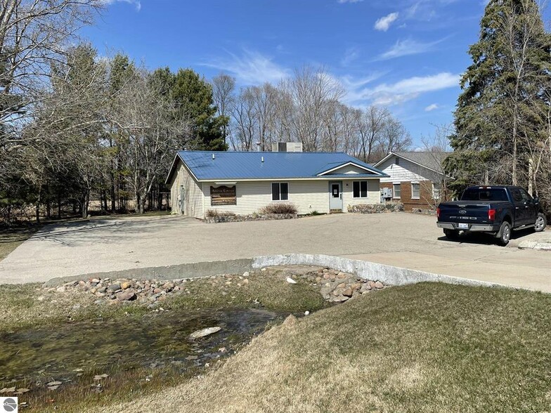 1010 W Cedar St, Standish, MI à vendre - Photo de l’immeuble – Image 2 sur 5