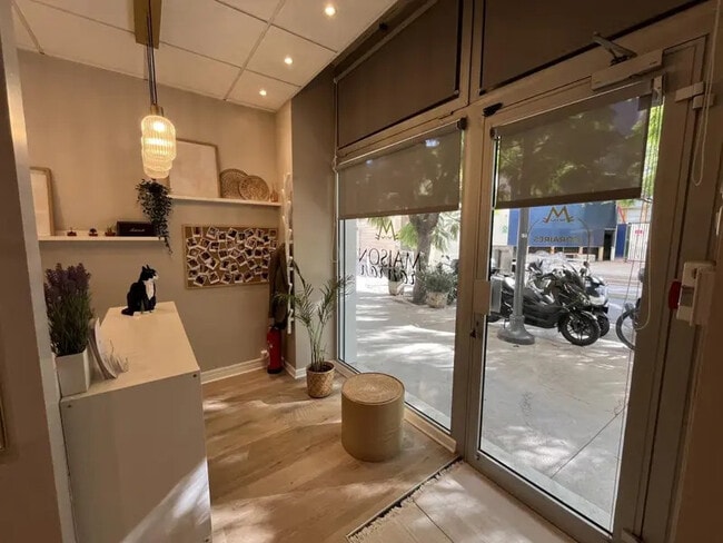 Plus de détails pour Local commercial à vendre