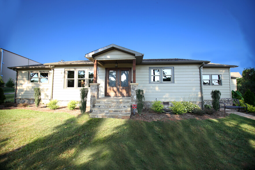 1697 NC-16 Business, Denver, NC à louer - Photo principale – Image 1 sur 10