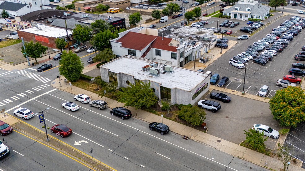 88 Broadway, Hicksville, NY à louer - Photo principale – Image 1 sur 22