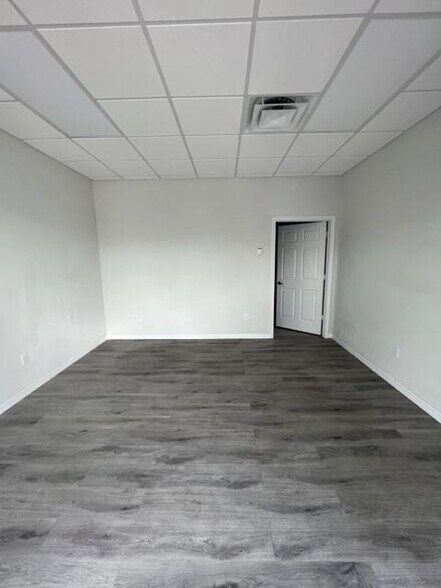 330 NW Enterprise Dr, Port Saint Lucie, FL à louer - Photo de l’immeuble – Image 3 sur 10