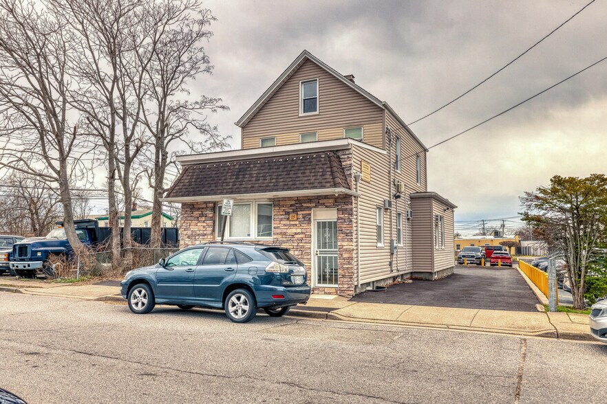 15 E Carl St, Hicksville, NY à vendre - Photo de l’immeuble – Image 3 sur 7