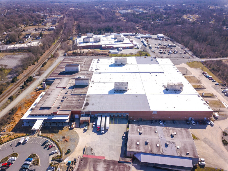320 Sign Dr NW, Concord, NC à louer - Photo de l’immeuble – Image 1 sur 6