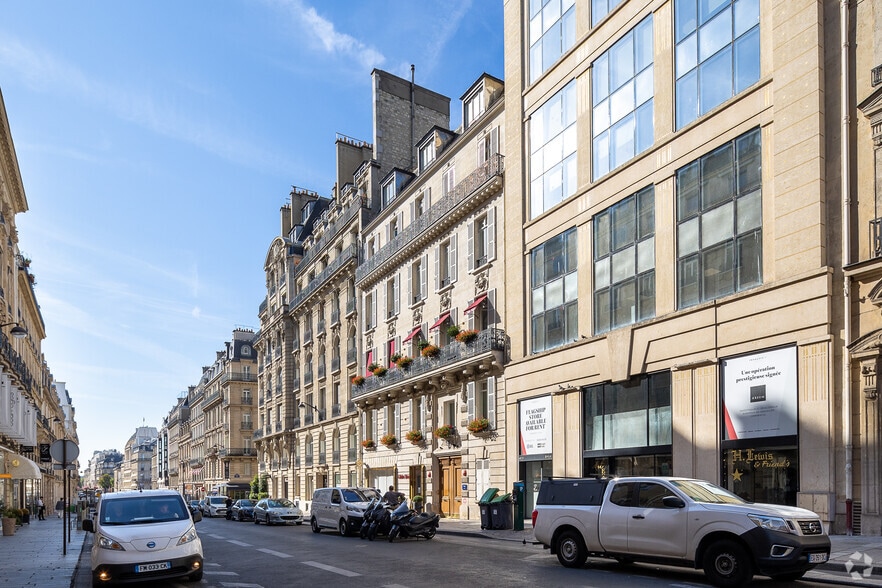 31 Rue François Ier, Paris à louer - Photo de l’immeuble – Image 2 sur 9