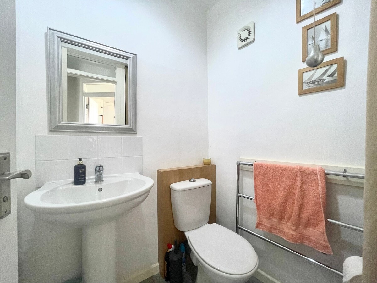 334-334A Meltham Rd, Huddersfield, WYK HD4 7EX - Lot 334a -  - Photo intérieure - Image 1 of 10