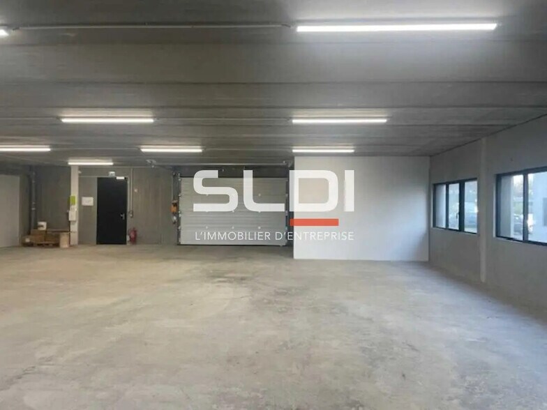 Local d’activités dans Rillieux-la-Pape à louer - Photo de l’immeuble – Image 2 sur 7