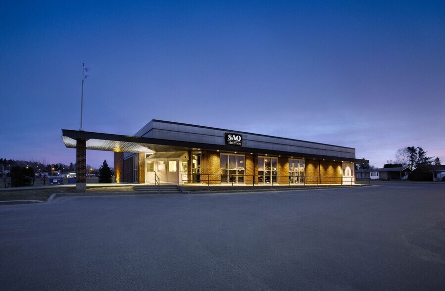 705 Av Du Pont N, Alma, QC à louer - Photo de l’immeuble – Image 3 sur 13