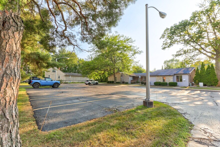 2215 N Center Rd, Saginaw, MI à vendre - Photo de l’immeuble – Image 2 sur 29