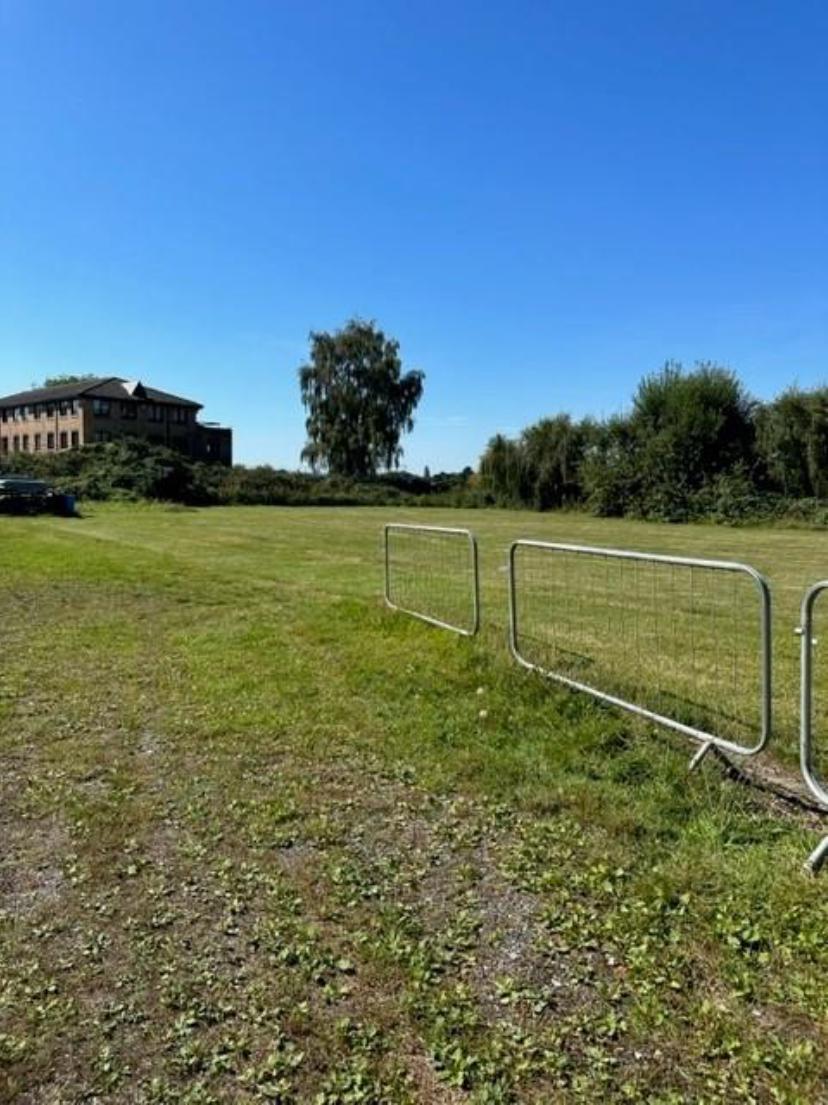 Land At Sandown Park, Esher à louer Photo de l’immeuble– Image 1 sur 3