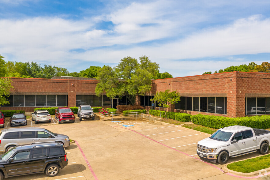1340-1350 W Walnut Hill Ln, Irving, TX à louer - Photo de l’immeuble – Image 3 sur 10