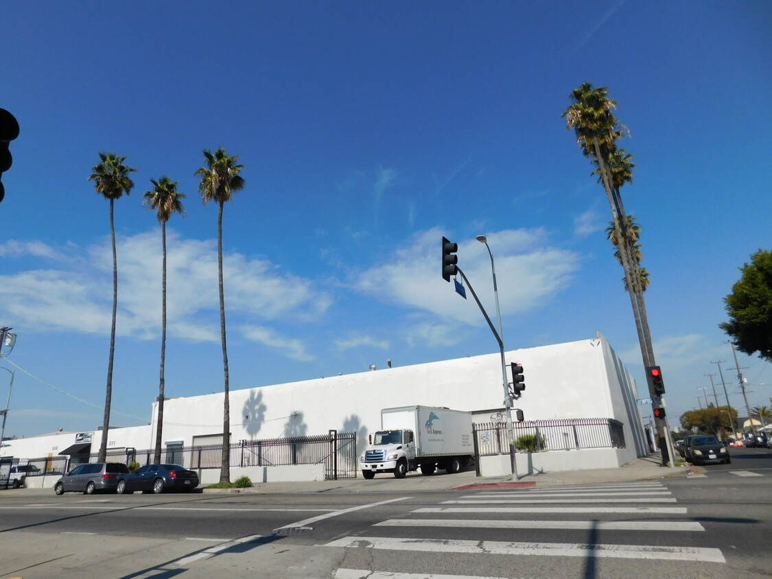 365 E Jefferson Blvd, Los Angeles, CA à louer Photo de l’immeuble– Image 1 sur 8