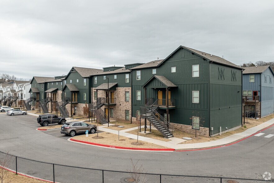 1369 W Stadium Dr, Fayetteville, AR à louer - Photo de l’immeuble – Image 2 sur 5