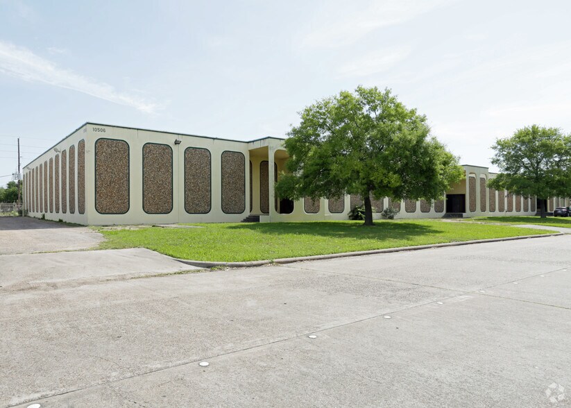 10506 Kinghurst Dr, Houston, TX à louer - Photo de l’immeuble – Image 1 sur 1