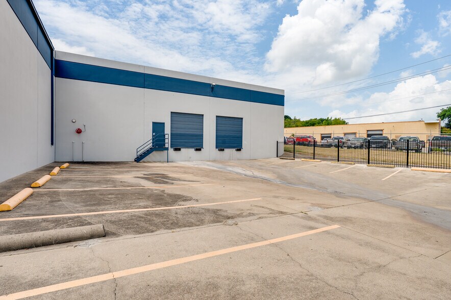 2570 W Commerce St, Dallas, TX à vendre - Photo de l’immeuble – Image 2 sur 8