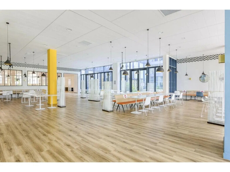 39-47 Boulevard Ornano, Saint-Denis à louer - Photo de l’immeuble – Image 3 sur 8