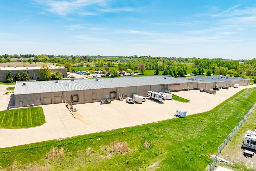 1300 Metro East Dr, Pleasant Hill, IA à louer - Photo de l’immeuble – Image 3 sur 5