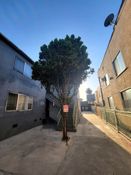 1350 S Burlington Ave, Los Angeles, CA à vendre - Photo de l’immeuble – Image 2 sur 7