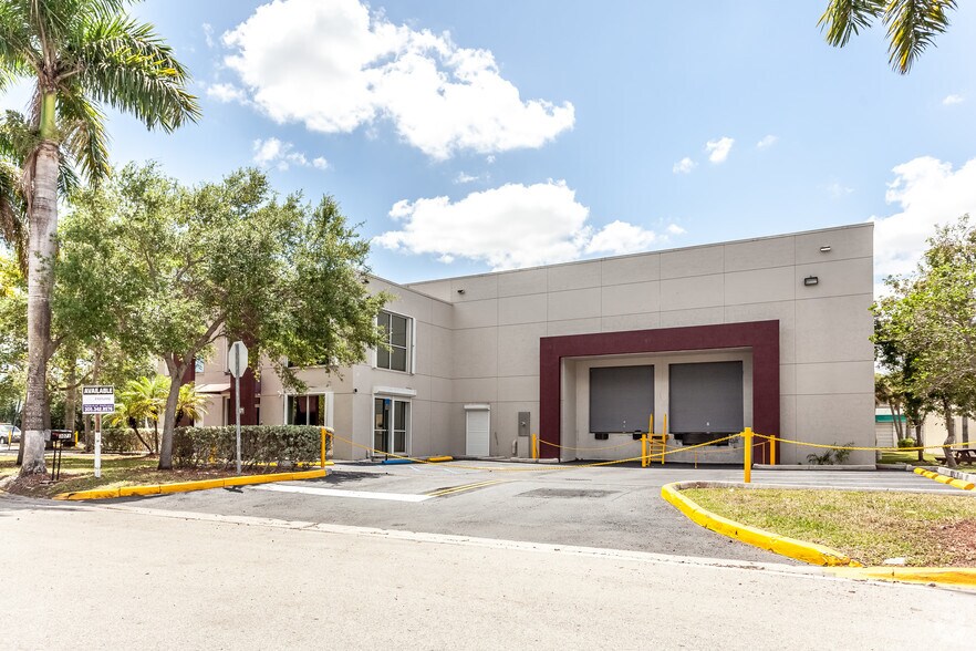 3071 NW 107th Ave, Doral, FL à vendre - Photo de l’immeuble – Image 2 sur 4