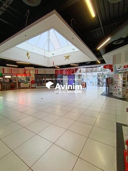 Local commercial dans Lons à louer - Hall d’entrée – Image 2 sur 2