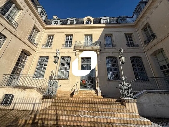 Plus de détails pour 12 Place Du Grand Martroy, Pontoise - Bureau à louer