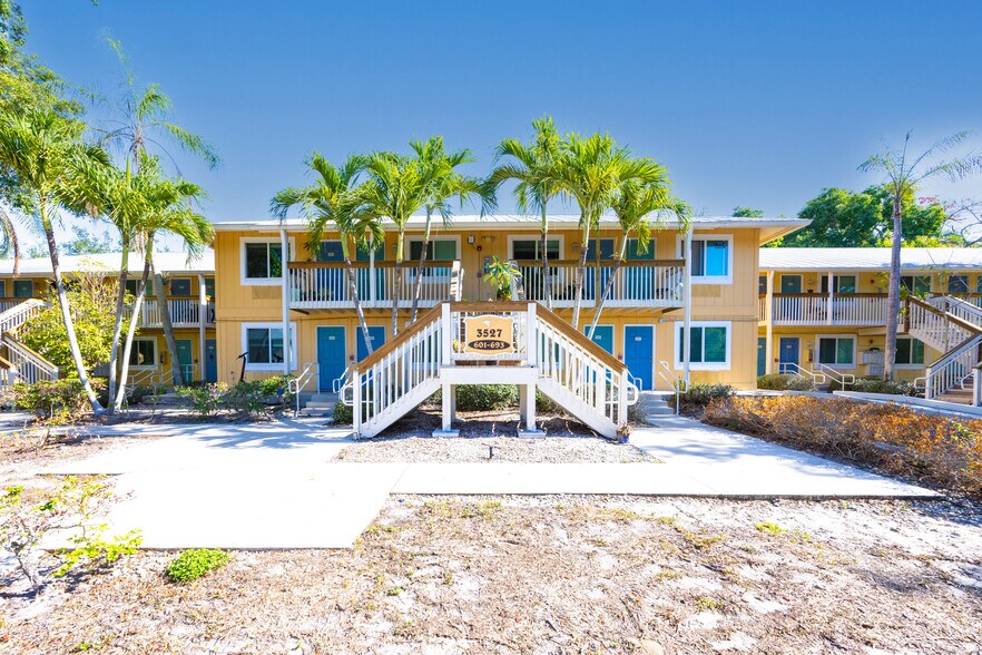 3531 Plantation Way, Naples, FL à vendre - Photo de l’immeuble – Image 3 sur 24