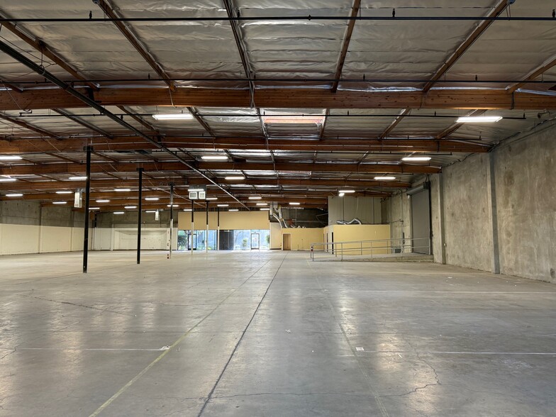 1250 Rancho Conejo Blvd, Thousand Oaks, CA à louer - Photo de l’immeuble – Image 2 sur 3