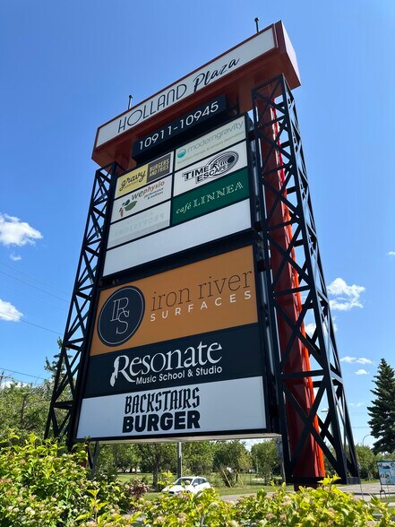 10930 119 St NW, Edmonton, AB à louer - Photo de l’immeuble – Image 2 sur 14