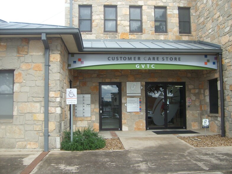 1221 S Main St, Boerne, TX à louer - Photo de l’immeuble – Image 3 sur 10