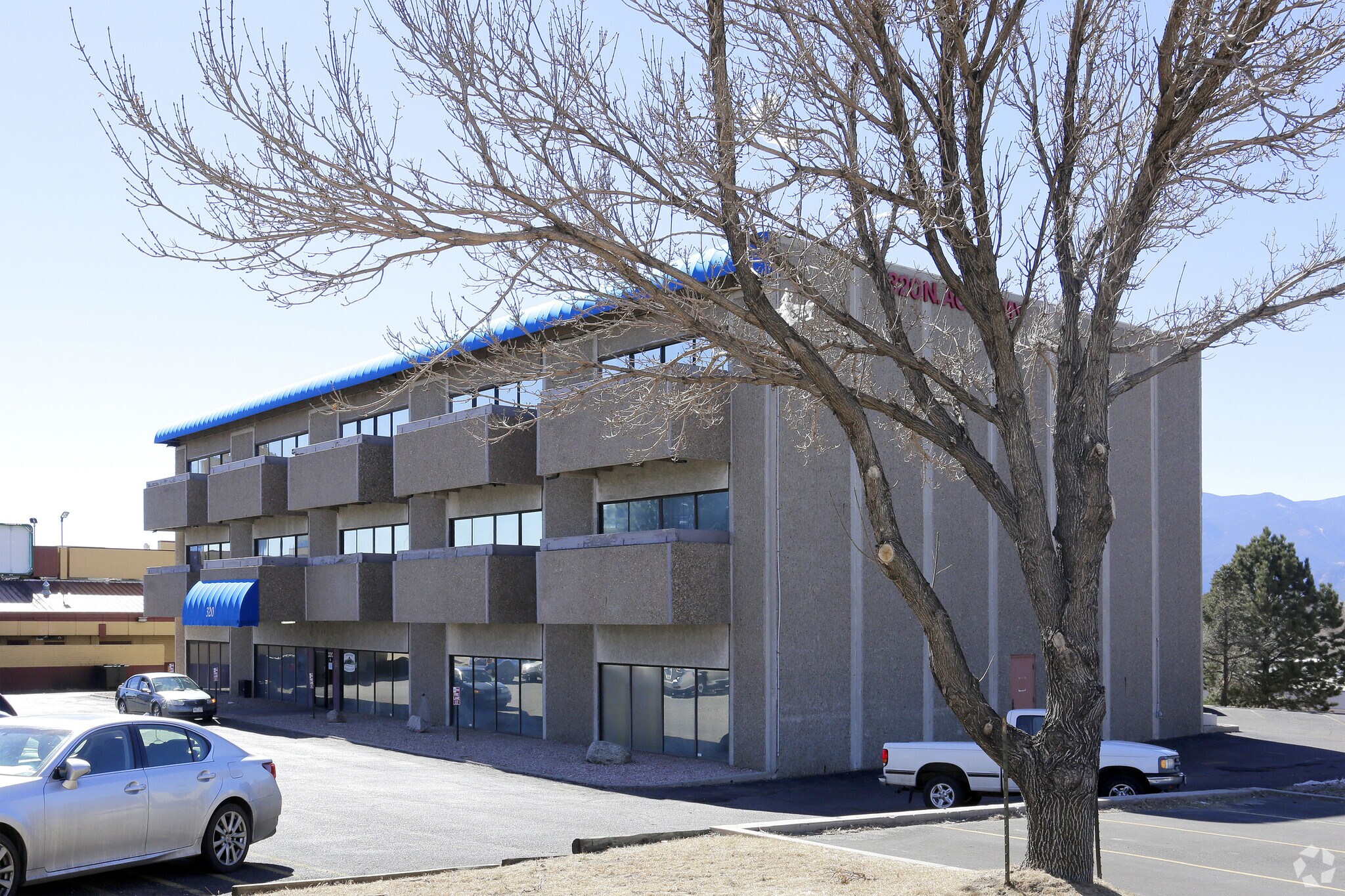320 N Academy Blvd, Colorado Springs, CO à louer Photo de l’immeuble– Image 1 sur 8