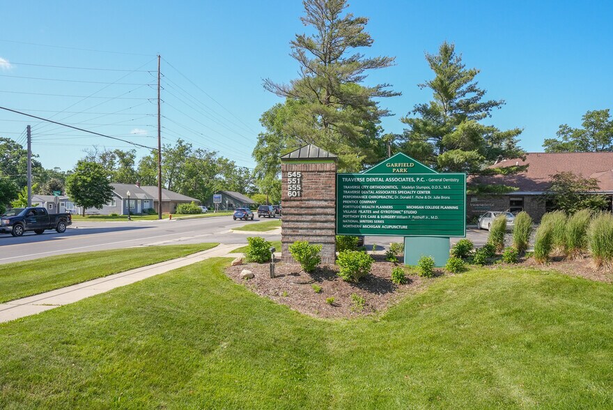 551 S Garfield Ave, Traverse City, MI à vendre - Photo de la construction – Image 2 sur 25
