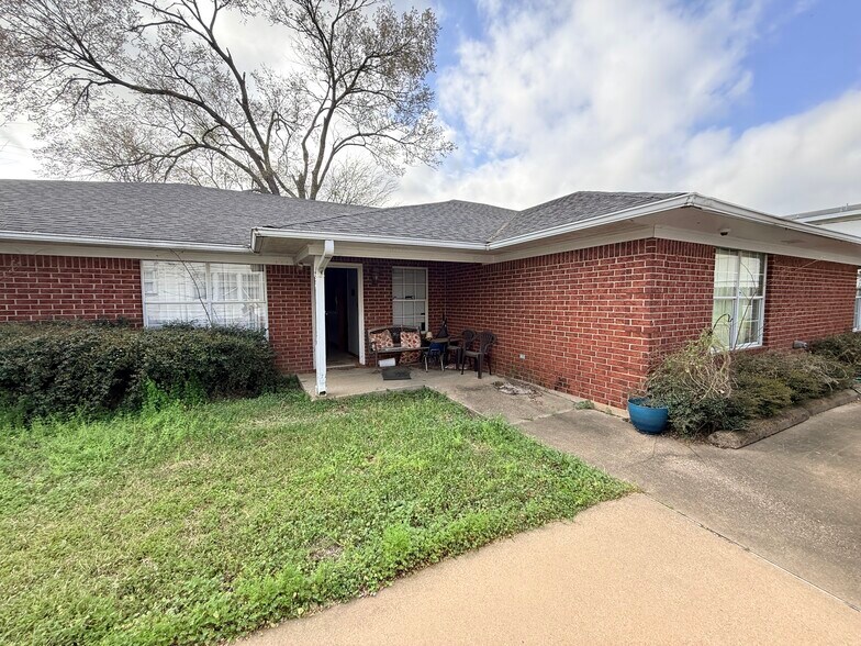 425 Neches St, Jacksonville, TX à vendre - Photo principale – Image 1 sur 21