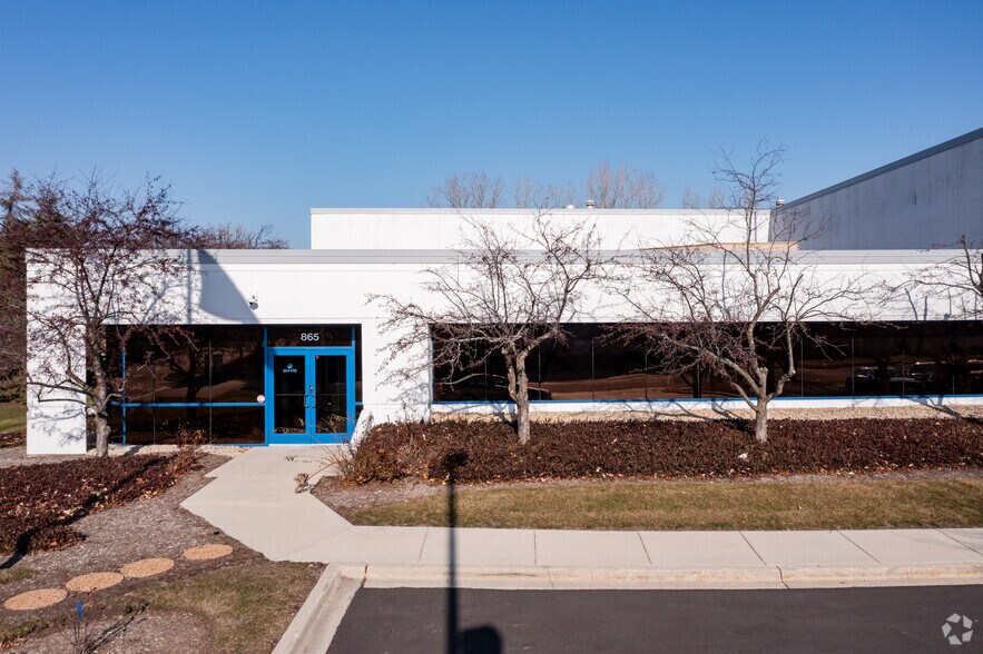 865 Muirfield Dr, Hanover Park, IL à louer - Photo de l’immeuble – Image 2 sur 5