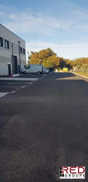Industriel/Logistique dans Signes à louer - Photo de l’immeuble – Image 1 sur 5